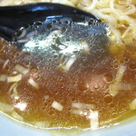 まる政 - 親鶏やゲンコツなどを素材とし、表面に鶏油なようなものが浮かんだ清湯醤油スープ。