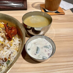 スパイスカレー あかつ亭 - 大根とホワイトウラド豆のスープ、ライタ