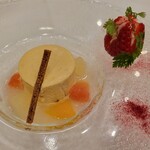 ザ・フジヤ - シナモンとラム風味のパルフェ　スパイシーな柑橘サラダ仕立て　苺添え。