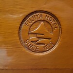 ザ・フジヤ - 椅子のエンブレム。