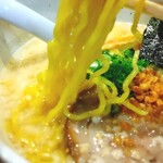 らーめん 謙正 - 麺は縮れ。