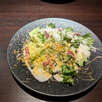 THE KINTAN STEAK - この日はアラカルトにしました。まずシーザーサラダ。取り分けて下さってこの量。お肉食べる前にちょうどいい。