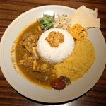 メメントモリ - かつおだし薫るチキンと豆カレーの2種盛り。