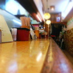 奴寿司総本店 - 1階はカウンターだけの店内ね。