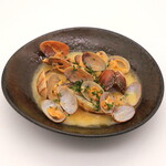 Charcoal-style steamed clams with sake