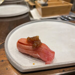 寿司 しくら - 中トロ　卸玉葱は定番かな　美味しい