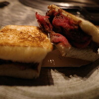 北新地焼肉 きらく - ローストビーフのサンドイッチ