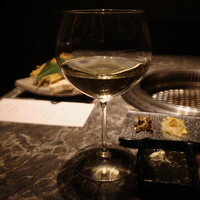 北新地焼肉 きらく - グラスワイン白