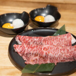 ビーフ鈴木 - 名物大判焼肉 とろ肉3秒炙り（月見）