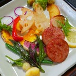 蕎麦処 一休 - 山形そばの実入りボロニアソーセージと焼き野菜(R3.10.27撮影)