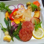 蕎麦処 一休 - 山形そばの実入りボロニアソーセージと焼き野菜(R3.10.27撮影)