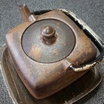 蕎麦処 一休 - 蕎麦湯が入った鉄瓶(R3.10.27撮影)