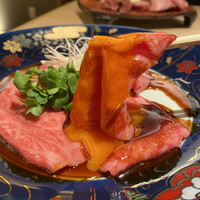 個室焼肉 さんびょうし 別邸 - 和牛炙りユッケ