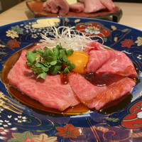 個室焼肉 さんびょうし 別邸 - 和牛炙りユッケ