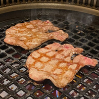 個室焼肉 さんびょうし 別邸 - 生タン塩