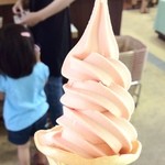 Michinoekimitsushisaidoresutorantotonaya - 完熟トマトソフトクリーム☆
                        
                        ほんのりトマトの風味のソフトクリーム！嫌な臭みも無く美味しい(๑ʾڡʿ๑)