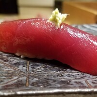 江戸前 鮨 服部 - 赤身　トロ  135.6キロの北海道の戸井の鮪　延縄　やま幸