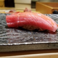 江戸前 鮨 服部 - トロ　赤酢　135.6キロの北海道の戸井の鮪　延縄　やま幸