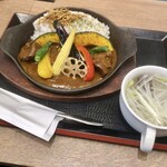 撰 利久 - 「仙台朝市採れたて野菜の牛たんカレー」(1870円税込)