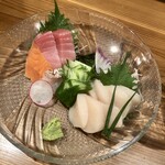 Datenokura - 「鮮魚3種盛り 一人前」(750円)+「宮城産 ホタテ」(980円)