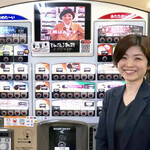 Ekusupa Sae Binaku Dari Shoppingu Ko-Na- - 自販機の画面に出演してる トーヨーベンディングの広報神山さん　HPより