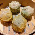 極虎餃子 - 海老シューマイと青唐辛子シューマイ。