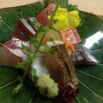 かず味家 - お造り（いわし　中トロ　真鯛　ぶり　イサキ　関アジ　）