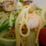 カフェ モーツァルト アトリエ - 春キャベツとあさりのパスタ！あさり、海老、キャベツ、ブロッコリ、エンドウ、プチトマトそしてニンニクが良い風味を～