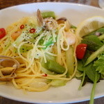春キャベツとあさりのパスタ（ランチ\900）ペペロンチーノ系ですので、ニンニクとタカのツメがしっかり効いています！