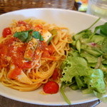 ベーコンとモッツァレラのトマトパスタ（ランチ\900）