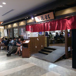 根室花まる - 退店したときです。やや行列は少なくなっていました。日曜日21時ごろ。