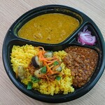 Boms Curry - 料理写真:あいがけカレー (塩麹チキン ＋ 粗挽きポークキーマ)