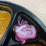 Boms Curry - 玉ねぎのピクルス