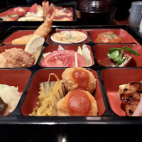 赤坂 津つ井 総本店 - 名物料理が詰まった9品オードブル