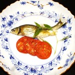 新宿割烹 中嶋 - 和歌山の鮎、塩焼き＝頭からガブリ