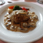 EMU - 黒毛和牛ハンバーグステーキのキノコクリームソース