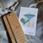 富士屋ホテル - ルームキーと熊谷草を描いたポストカード。