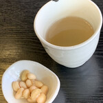 そば蔵 大正（笑）庵 - 蕎麦茶と酢大豆のサービス　酢大豆はほとんど酸っぱくなかったです！