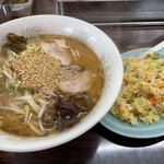 ラーメン大学 - A定食をみそラーメンに変更