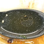 天雷軒 - 天雷軒 神谷町本店 細かい脂が浮く端麗な味の琥珀醤油スープ