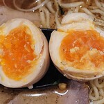 天雷軒 - 天雷軒 神谷町本店 琥珀醤油チャーシュー味玉にトッピングされる半熟の味玉