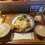 かんすけ 薬院店 - 小鉢も付いてこのボリュームで「若鳥チキン南蛮定食」800円