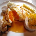 肉料理（半熟たまごを開いたところ）