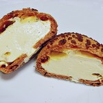 ル・パティシエ ヨコヤマ - 岩シューの断面ですｗ　サックリした皮の中には、軽めで牛乳感のあるﾊﾞﾆﾗﾋﾞｰﾝｽﾞ入りのｶｽﾀｰﾄﾞがたっぷりですｗ　軽いｶｽﾀｰﾄﾞですが、量がすごいので、135円で十分満足できます（’’ｂ