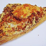 ル・パティシエ ヨコヤマ - ｵﾆｵﾝﾊﾞｼﾞﾙのパン　100円　（＾ω＾）　玉葱を焼いた香りがとても香ばしく、塩気は適度で、めっちゃ美味いパンです（＾＾ｂ　　100円は安い。