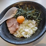 まぜそば 颯 - 醤油まぜそば750円(税込)
            これといった特徴は無いけど、バランス良くまとめあげられていて美味しいです♪
            ラー油を少しかけるとかなり好きな味になりました！にんにくも合いますね｡
            量は少し少なめかな？