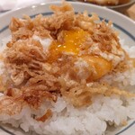 195405171 - 玉子天ぷらごはんの半熟卵を崩してみたところ。くー、マジおいしそう。また食べたくなってしまう。