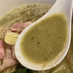 中華そば 先﨑 - 濃厚な牡蠣のスープ。恐らく牡蠣の肝の色で、緑がかっているようです。