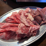 徳川ホルモンセンター 総本部 - 一度目のおかわり・牛肉と赤ホルモンMIX(牛レバーと子袋でした)