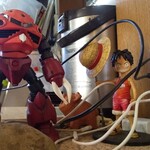 麺処 かつ善 - カウンター上にズゴックが ・・・右足が逆に？